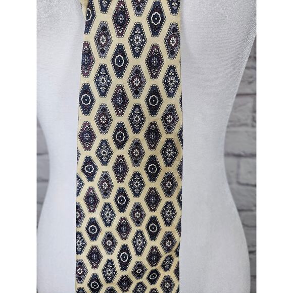 Pierre Cardin Mens 100% Silk Tie Lovely Pattern EUC 59" x 3.5" - Picture 4 of 5